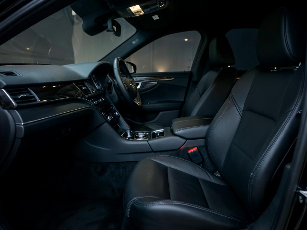 Vyčistený kožený interiér po detailingu